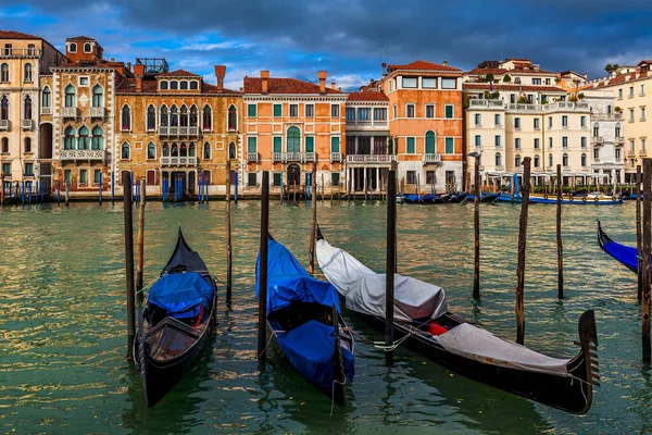 Góndolas Atadas Gran Canal Como Viejos Edificios Coloridos Fondo Venecia — Foto de Stock