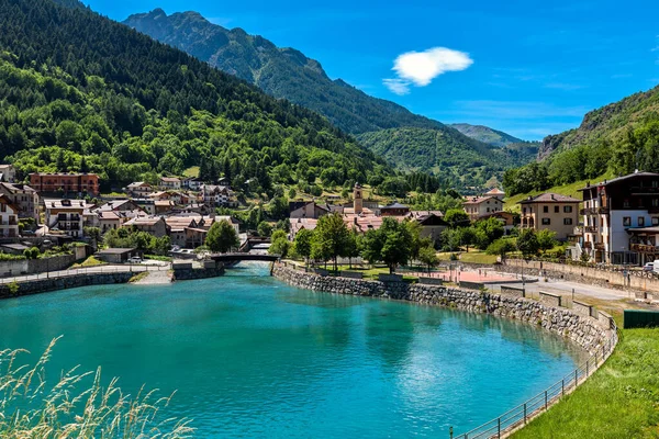 Lindo Lago Artificial Pequena Cidade Pietraporzio Nas Montanhas Piemonte Itália Imagens Royalty-Free