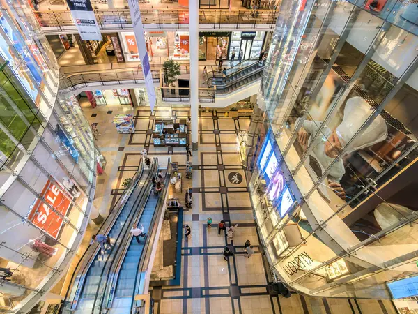 PRAG, CZECH REPUBLIC - 29 Haziran 2023: Prag 'ın merkezinde 170 dükkan ve 30 restoranı bulunan Palladium' un iç görünümü, Çek Cumhuriyeti 'nin en büyük alışveriş merkezlerinden biridir..