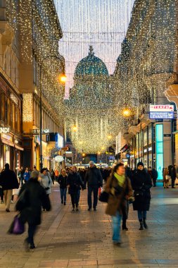 VIENNA, AUSTRIA - 4 Aralık 2019: Viyana 'da akşam saatlerinde yayaların üzerinde yürüyen insanlar - Avusturya' nın başkenti, Avrupa 'nın en güzel şehirlerinden biri, ünlü seyahat merkezlerinden biri,.