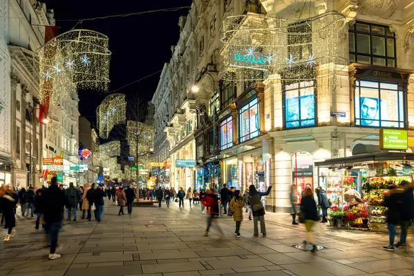 VIENNA, AUSTRIA - 03 Aralık 2019: Viyana 'nın merkezinde, ünlü ve popüler bir seyahat merkezi olan Viyana' nın başkenti olan.