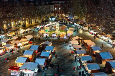 ASTI, İTALYA - 15 Aralık 2023: Akşamları aydınlık Noel pazarının yukarısından Kuzey İtalya 'nın Piedmont bölgesindeki Asti sokaklarına bakın..