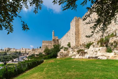 Davud Kulesi 'nin ve Kudüs, İsrail' de mavi gökyüzünün altındaki Eski Şehir 'in duvarlarının manzarası.