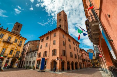 Alba, Piedmont, İtalya 'nın merkezindeki mavi gökyüzü altındaki eski binaların ve ortaçağ kulelerinin alçak açılı görüntüsü.