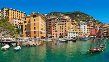 İtalya 'nın Camogli kentindeki teknelerin ve renkli binaların panoramik manzarası.