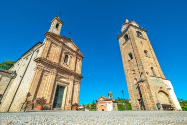 İtalya 'nın Monforte d' Alba kasabasında katolik kilisesinin düşük açılı görüntüsü ve mavi gökyüzünün altında çan kulesi.