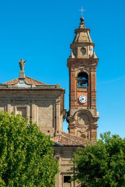 Diano d 'Alba, Piedmont, İtalya' da mavi gökyüzü altındaki eski kilise ve çan kulesinin dikey görüntüsü.