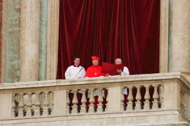 VATİKAN, VATİKAN - 19 Nisan 2005: Papalık Meclisi 'nin sona ermesinin ve yeni Papa' nın seçilmesinin ardından, Vatikan 'da Aziz Peter Bazilikası' nın balkonunda yeni seçilen papanın adını duyurmak için kardinaller toplandı..
