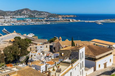Eivissa, İbiza, İspanya 'daki Akdeniz ve eski kentteki evlerin yukarıdan görünüşü.