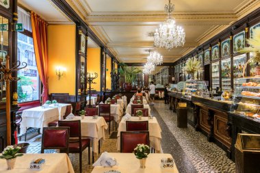 TURIN, İtalya - 30 Temmuz 2024: 1858 'de Torino' da kurulan Caff Baratti ve Milano 'nun zarif iç mimarisi, enfes hamur işleri, çikolatalar ve rafine edilmiş atmosferiyle tanınır.