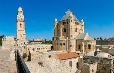 İsrail, Kudüs 'teki Yurt Manastırı manzarası, çan kulesi ve mavi gökyüzünün altındaki çatılar.