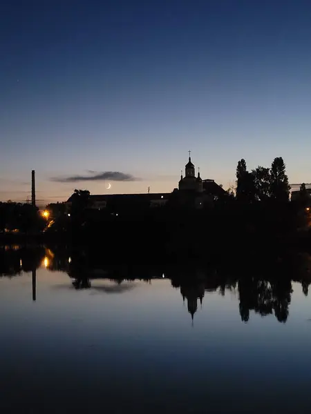 Gece göl kenarında bir kilise.
