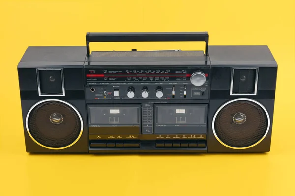 黄色の背景に隔離されたブームボックステーププレーヤー — ストック写真