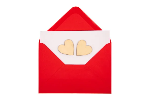 Envelope Vermelho Com Dois Pequenos Corações Isolados Sobre Fundo Branco — Fotografia de Stock