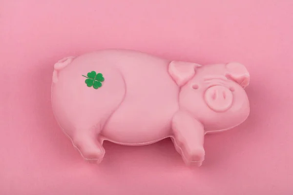 Pedaço Sabão Forma Porco Com Trevo Cima Sobre Fundo Rosa — Fotografia de Stock