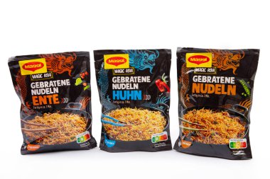 WETZLAR, GERMANY 2022-07-25: Çeşitli MAGGI Asya Anında Erişte. Maggi uluslararası bir çorba, stok, bouillon küpleri, ketçap, sos markasıdır..