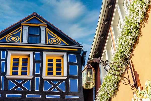 歴史的な半分の瓦屋根の家のファサード牧歌的な小さな町の窓 Idstein Hesse Germany — ストック写真
