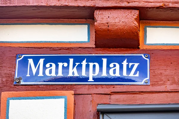 Marktplatz标志指的是德国黑森市一幢公共建筑上的市场标志 — 图库照片