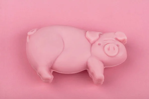 Кусок Мыла Форме Свиньи Сверху Розовом Фоне — стоковое фото
