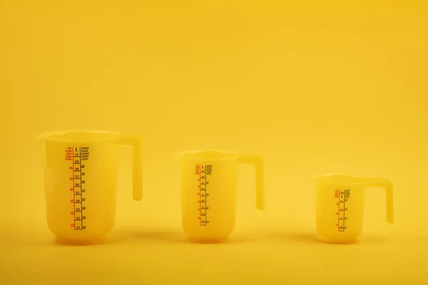 Жёлтые Чашки Жёлтом Фоне — стоковое фото