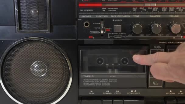 オーディオテープ プレーヤーにカセットを入れると 照明レベルのドットが詳細に表示され始めました — ストック動画