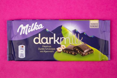 WETZLAR; ALMANY - 2022-04-11: Mor arka planda Milka çikolatası. Sütlü çikolata. Milka, 1901 yılında İsviçre 'de üretilen bir çikolata markasıdır..