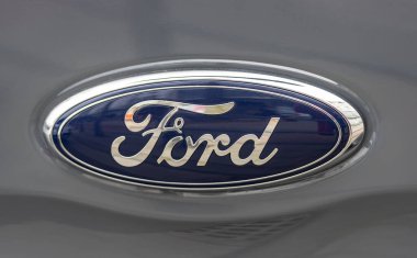WETZLAR, ALMANY 2022-04-23: Ford logosu bir arabanın önünde. Ford, Detroit 'te merkezi olan çok uluslu bir Amerikan otomobil üreticisi..