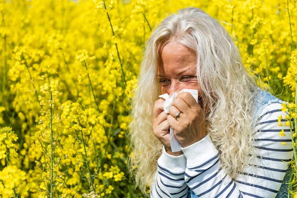 Mujer Sufre Alergia Campo Violación Tiene Que Estornudar — Foto de Stock
