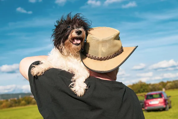 Man Met Hoed Houdt Zijn Dominee Jack Russell Hond Zijn — Stockfoto