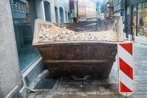 Escombros Recipiente Uma Rua Comercial — Fotografia de Stock