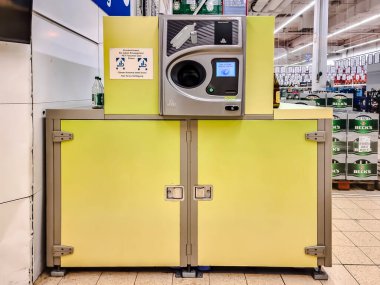 WETZLAR, HESSE, GERMANY _ 12-21-2022: İçki pazarının önündeki şişe mevduat makinesi.