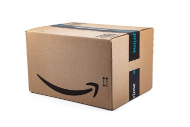 WETZLAR, ALMANY 2022-04-25: beyaz arkaplan üzerinde Amazon Prime paketi. Prime internet perakendecisi Amazon tarafından siparişlerin daha hızlı teslimatı için sunulan bir hizmettir..
