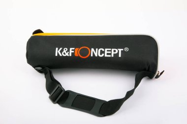 WETZLAR, HESSE, GERMANY 04-06-2023: K & F Concept, uluslararası fotoğraf tripodları ve diğer fotoğraf aksesuarları dağıtıcısıdır..