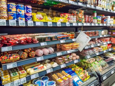 HUETTENBERG, HESSE, GERMANY _ 12 _ 05 _ 2022: Doğu Avrupa gıda ürünleriyle dolu raflar bir Alman süpermarketinde.