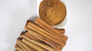 Gövdedeki Tarçın Tozu ve Tarçın Çubukları Yavaşça Döner.