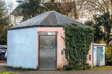 Grafiti ve metal kapılı bir şehirde umumi tuvalet.