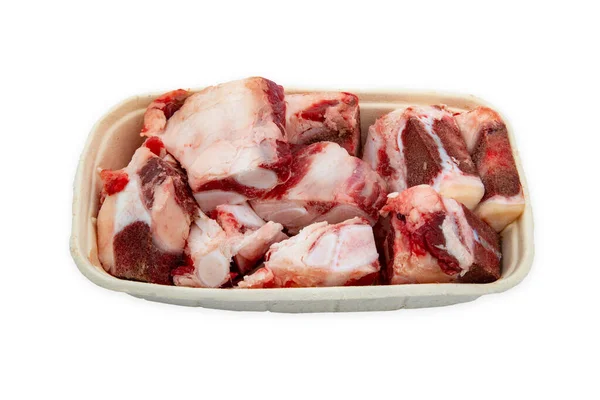 白底隔离的纸盘上的生牛肉骨 用来盛汤或酱汁 — 图库照片