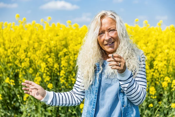 Ältere Frau Raucht Zigarette Rapsfeld Mit Gelben Blüten — Stockfoto