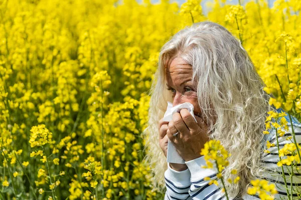 Mujer Sufre Alergia Campo Violación Tiene Que Estornudar — Foto de Stock