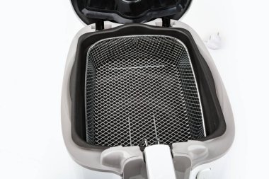 Air Fryer 'dan gelen sepet beyaz arkaplanda izole edildi