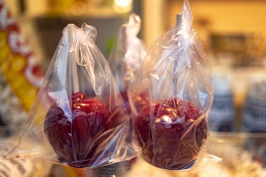 Noel Baba ve Noel ağacıyla süslenmiş kırmızı elma şekeri. Wetzlar, Almanya 'da Noel pazarı