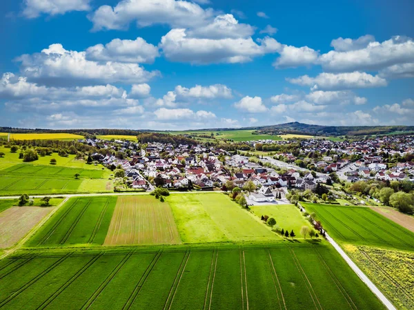 Drohnenschuss Aus Deutscher Landschaft Mit Wiesen Und Kleinem Dorf — Stockfoto
