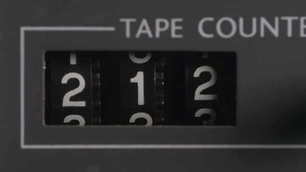 テープカウンターを詳細表示 Moving Tape Counter オーディオテープがどれだけ速く進むかを示します — ストック動画