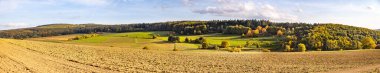 Sonbaharda Alman çayırlarından ve ormanlarından panorama. 