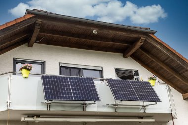 Bir balkonda iki güneş paneli - Almanya 'da enerji tasarrufu kavramı.