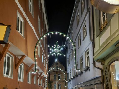 Noel mevsiminde küçük bir kasabada aydınlık sokaklar..