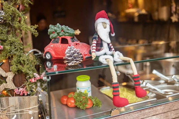 Dekoracja Stoiska Spożywczego Targu Bożonarodzeniowym Szmacianą Lalką Zabawką Transportu Choinki — Zdjęcie stockowe