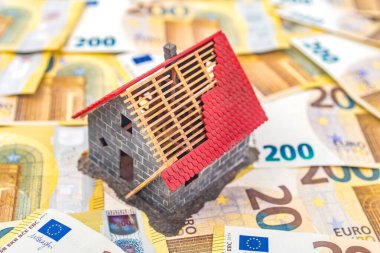 200 Euro 'luk banknotların üzerindeki küçük oyuncak evi - konsept inşa ve kontrat maliyetleri.