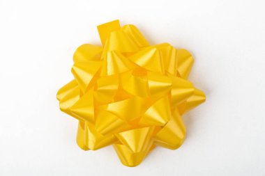 Dekoratif sarı hediyeden Üst Görünüm Beyaz arkaplanda yalıtılmış