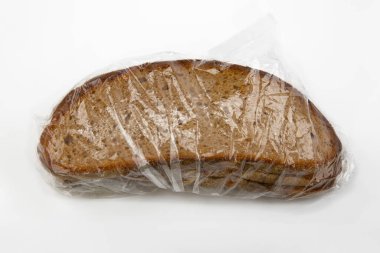 Çavdar ekmeği dilimleri selofan folyoya sarılmış ve beyaz zemin üzerine izole edilmiş küf.